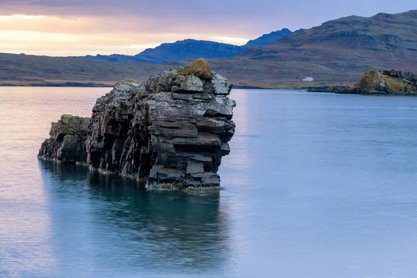 在冰岛的东峡湾地区 一只狮子形玄武岩座落在水中 长曝光朝阳镜头 — 图库照片