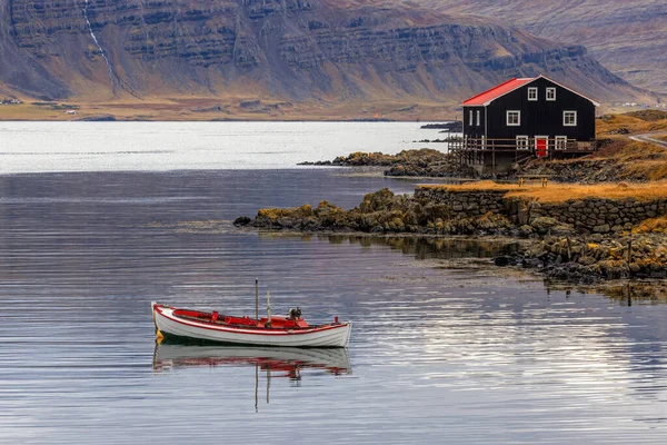 Kleines Boot Und Schwarzes Holzhaus Djupivogur Ostfjorde Island Landschaft Herbst — Stockfoto