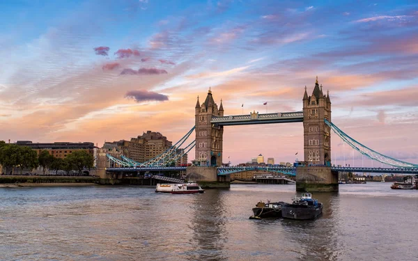 Tower Bridge Londres Atardecer Resplandor Rosado Ilumina Cielo Nocturno Sobre — Foto de Stock