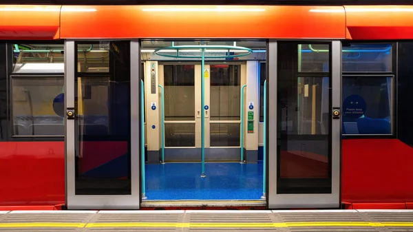 伦敦的地下通用火车 敞着门的空车厢站在月台旁 每年有数百万游客和通勤者使用 — 图库照片