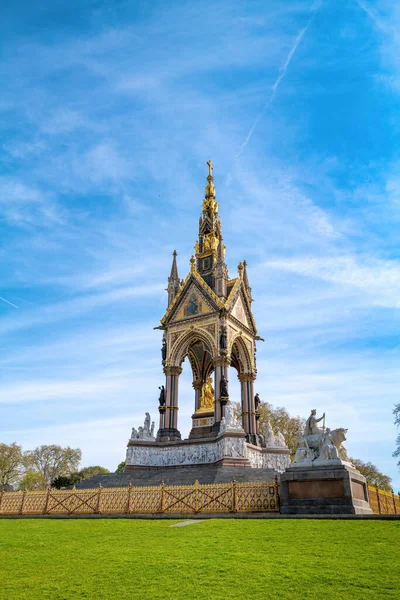 2022年4月17日 イギリス ロンドン 1861年に腸チフスで死去したヴィクトリア女王のご夫婦アルバート王子を偲ぶ華やかな記念碑 ロンドンのハイドパーク — ストック写真