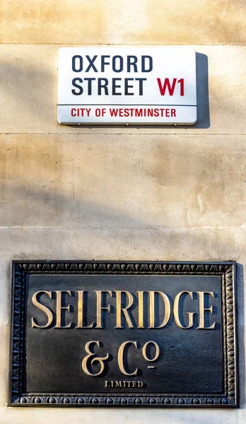 2022 Oxford Street Selfriges 플래그 스토어 상징적 명판은 1909 해리셀 — 스톡 사진