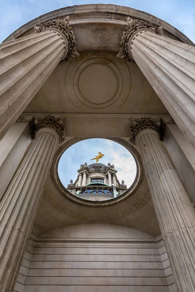 London 5Th June 2017 Gold Statue Ariel Top Cupola Dome — Stock fotografie