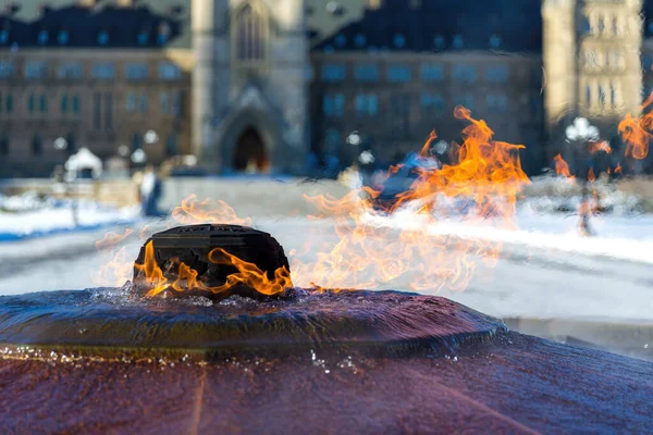 Eternal Flame Burns Snow Covered Canadian Parliament Building Ottawa Ontario — Stock Photo, Image
