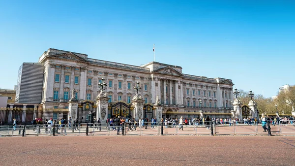 Londra Ngiltere Mart 2022 Birçok Turistle Birlikte Buckingham Sarayı Nın — Stok fotoğraf