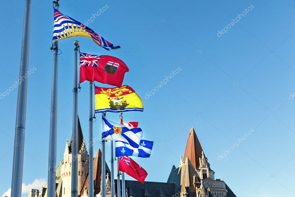Banderas provinciales de Canadá en Parliament Hill en Ottawa, Ontario