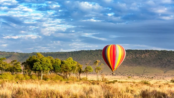 Tieffliegender Heißluftballon Der Masai Mara Kenia Ein Beliebter Touristenausflug Hier — Stockfoto