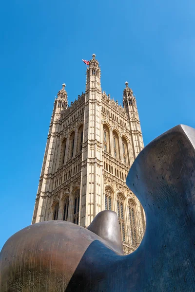 2022年3月26日 伦敦国会大厦维多利亚塔 Victoria Tower House Parliament London 通过亨利 摩尔青铜雕塑 刀刃两片 — 图库照片#