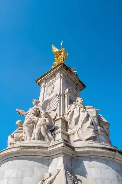 Londýn Velká Británie Března 2022 Památník Viktorie Proti Jasně Modré — Stock fotografie