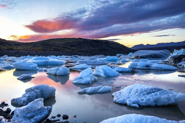 Pôr Sol Através Gelo Das Montanhas Lagoa Glaciar Svinafellsjokul Pôr — Fotografia de Stock