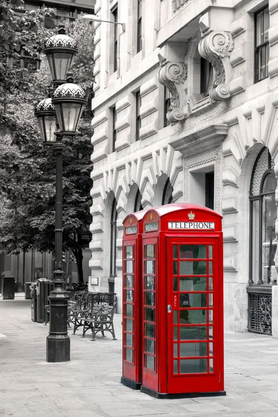 Londra Nın Parlak Kırmızı Telefon Kulübeleri Sokak Lambaları Banklar Ağaçlarla — Stok fotoğraf