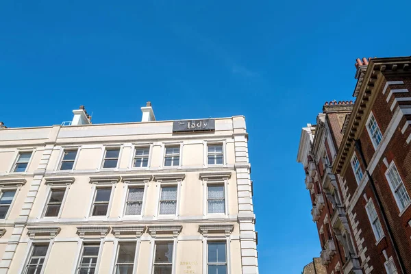 ロンドン 4月2022 ロンドンのコベントガーデンにあるレディー誌の元オフィスは 澄んだ青い空に対して 英国で最も長い週刊誌の本拠地 — ストック写真