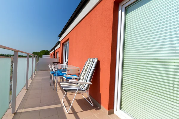 Zomerzon bij appartement balkon — Stockfoto