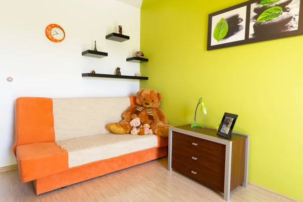 Weißes und grünes Schlafzimmer mit orangefarbenem Sofa — Stockfoto