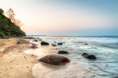 gün batımında Baltık Denizi Sahili