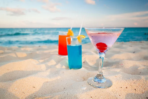 Tropische drankjes op Caribisch strand — Stockfoto