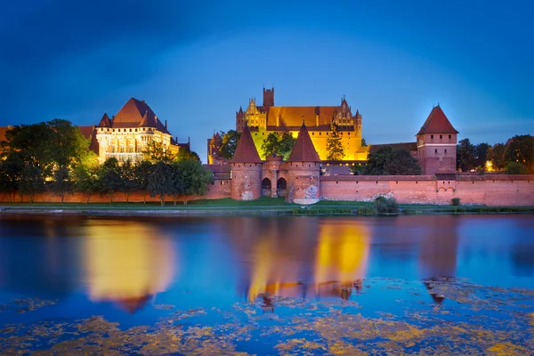 Castillo de Malbork en Polonia por la noche — Foto de Stock