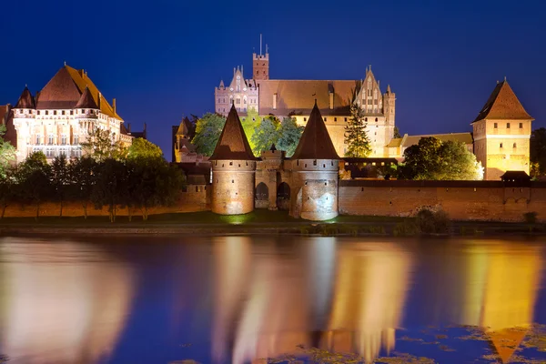 Мальборкский замок в Польше ночью — стоковое фото