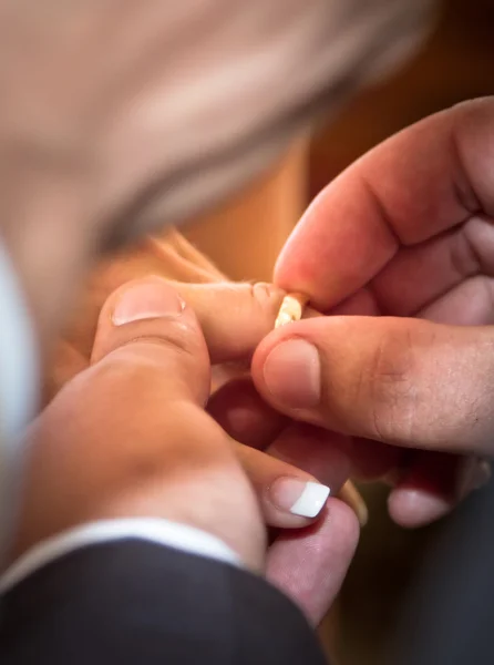 Colocar anel de casamento no dedo da noiva — Fotografia de Stock