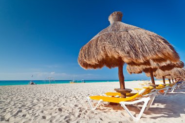 tatil Karayipler Plajda şemsiye altında
