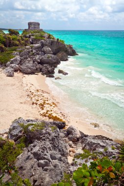Sahilde bir tulum Maya harabelerini Tapınağı