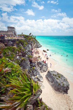 Sahilde bir tulum Maya harabelerini Tapınağı