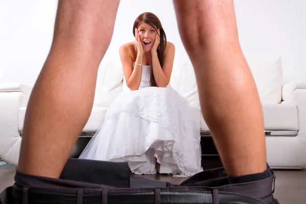 Bruid geschokt door de bruidegom striptease — Stockfoto