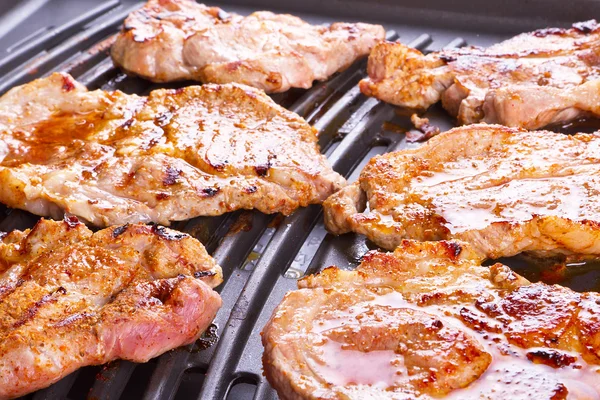 Carne de bife grelhada em churrasco — Fotografia de Stock