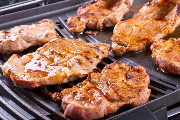 Biefstuk vlees op de barbecue is gegrilld — Stockfoto