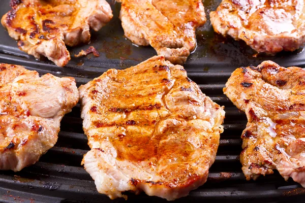 Carne di bistecca alla griglia sul barbecue — Foto Stock