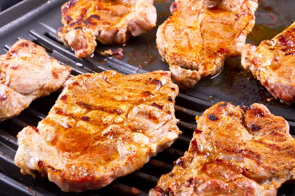 Carne di bistecca alla griglia sul barbecue — Foto Stock
