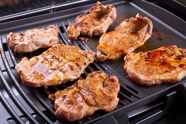 Biefstuk vlees op de barbecue is gegrilld — Stockfoto