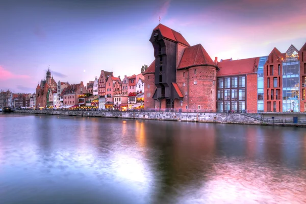 Cidade velha de Gdansk no rio Motlawa ao pôr do sol — Fotografia de Stock