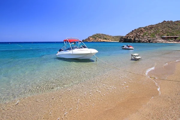 Imbarcazione a motore sulla spiaggia di Vai a Creta — Foto Stock