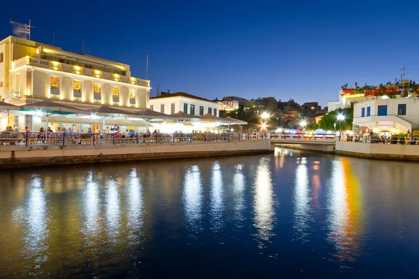 Ville d'Agios Nikolaos la nuit sur la Crète — Photo