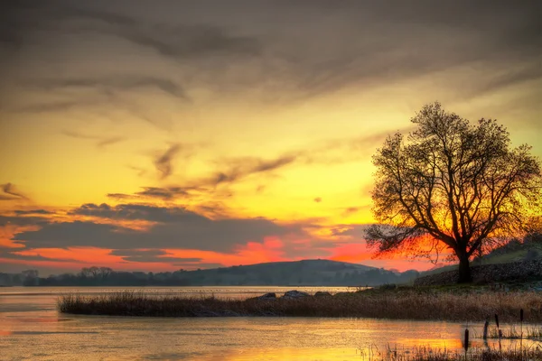 Puesta de sol en el lago en Irlanda — Foto de Stock