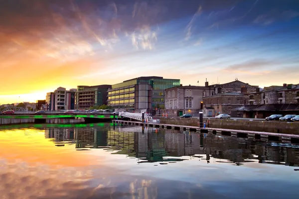 Incredibile tramonto sul fiume della città di Cork — Foto Stock