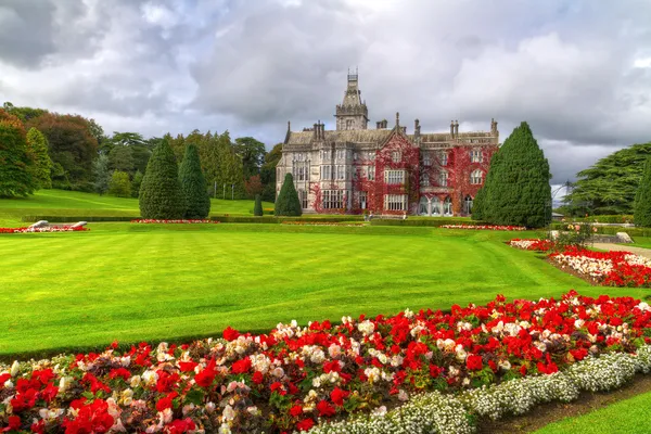 Adare giardini e castello in edera rossa — Foto Stock