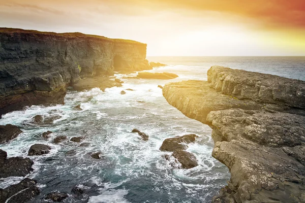 Sonnenuntergang an der irischen Klippenlandschaft — Stockfoto