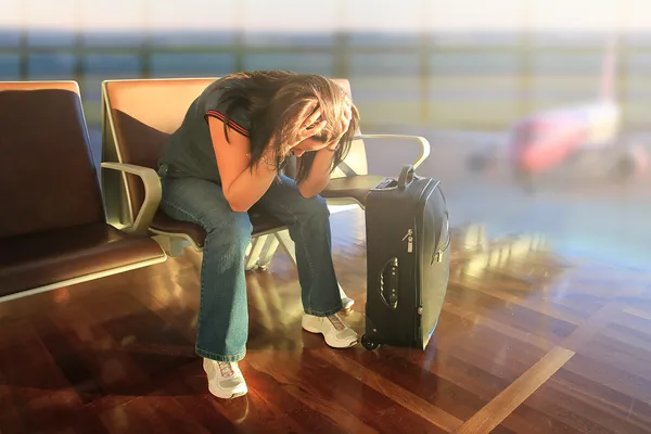 Mujer deprimida esperando el avión — Foto de Stock