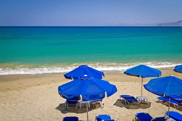 Niebieski parasole na Morzu Egejskim — Zdjęcie stockowe