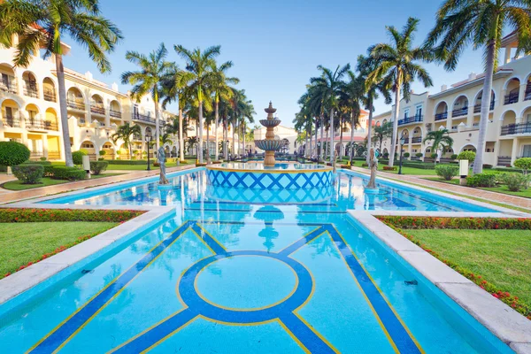 Manhã na piscina tropical — Fotografia de Stock