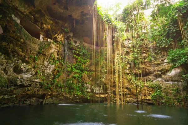 Ik-kil cenote in de buurt van chichen itza — Stockfoto