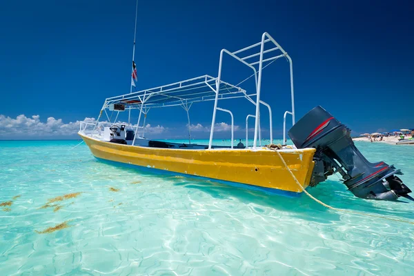 Barco amarelo na costa do Mar do Caribe — Fotografia de Stock