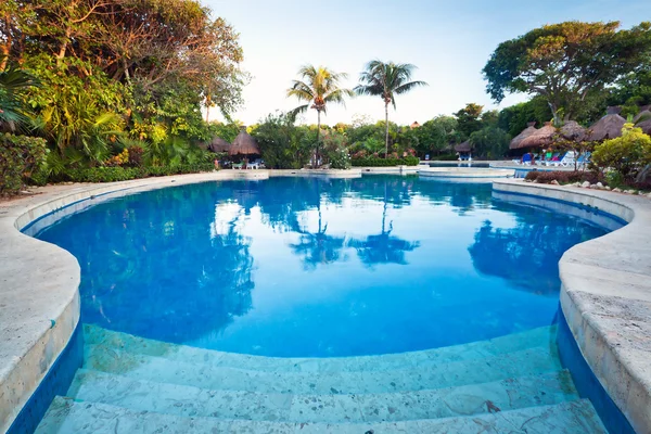 Crepúsculo na piscina tropical — Fotografia de Stock