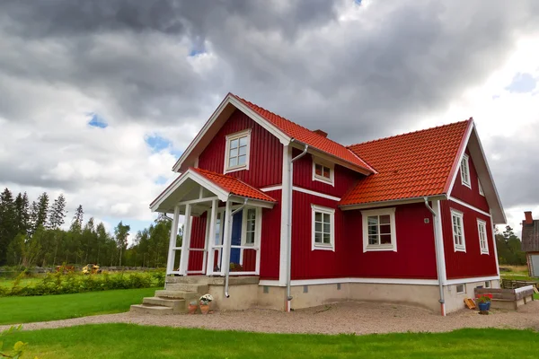 Rode Zweedse huisje huis — Stockfoto