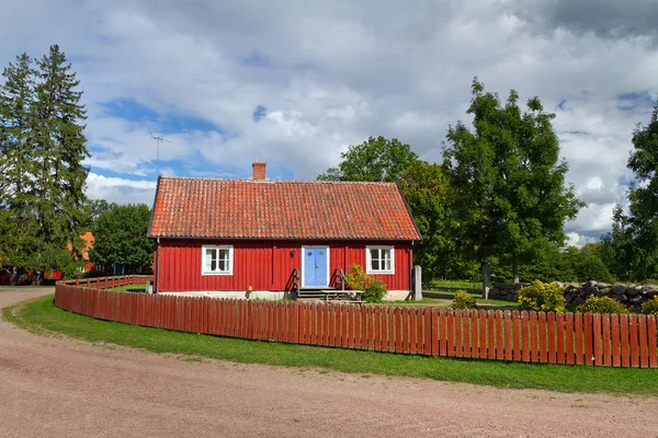 Rotes schwedisches Ferienhaus — Stockfoto