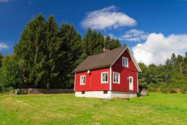 Rode Zweedse huisje huis — Stockfoto