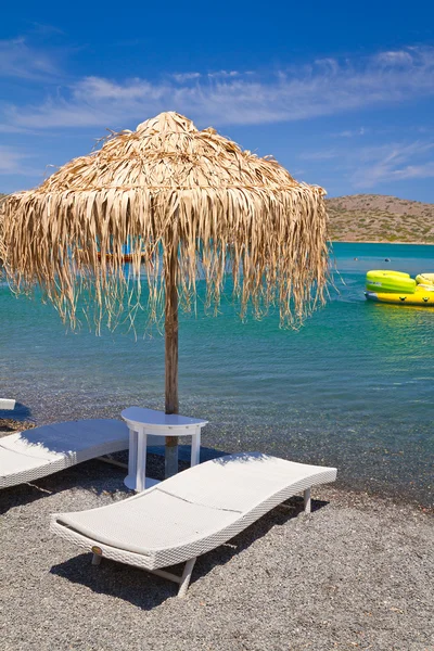 Chaise longue sous parasol à la mer Egée — Photo