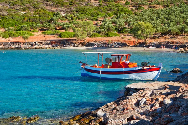 Barco de pesca na praia idílica em Creta — Fotografia de Stock